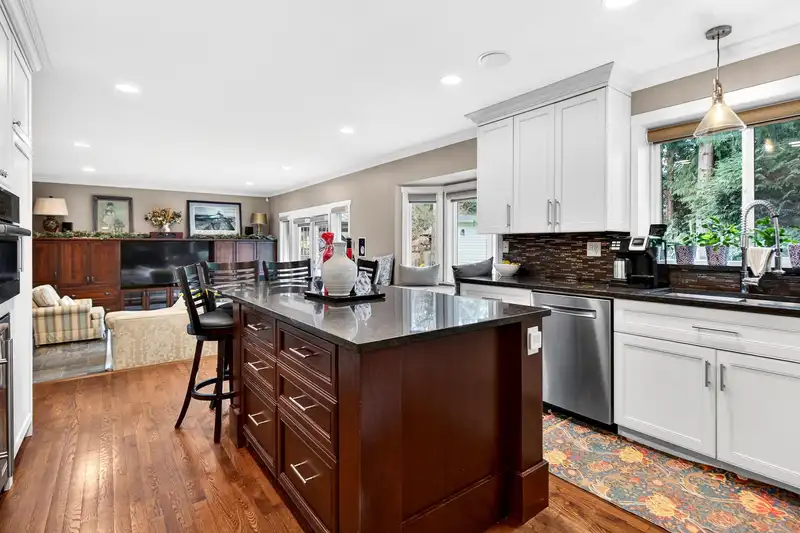 13386 18A AVENUE - photo 4 of 40