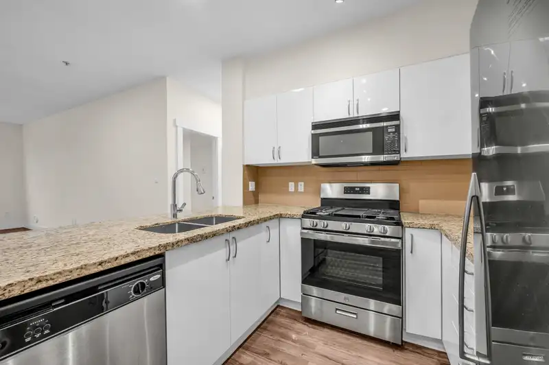 313 2601 WHITELEY COURT - photo 2 of 25