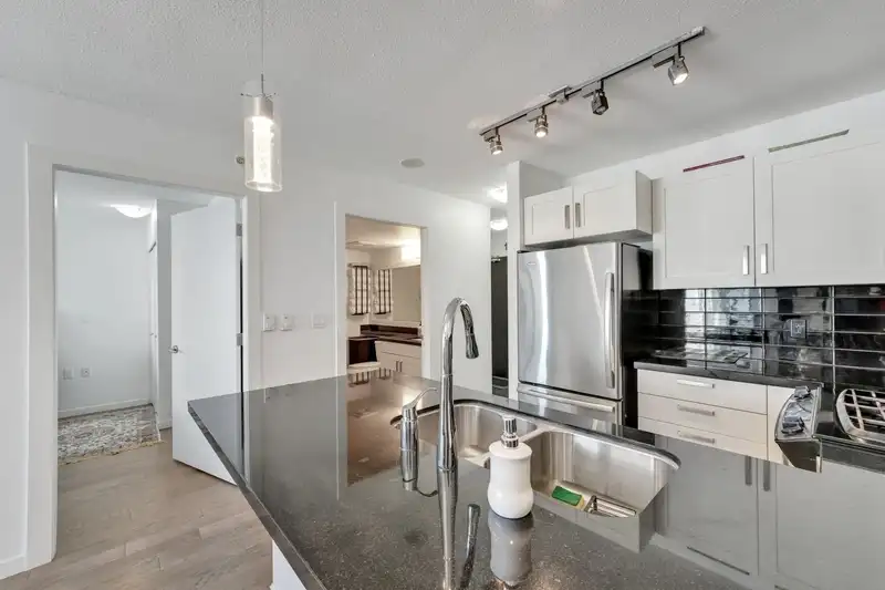 1106 2133 DOUGLAS ROAD - photo 4 of 32