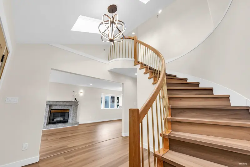 719 E 27TH AVENUE - photo 2 of 25