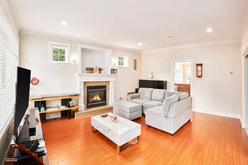3937 ELMWOOD STREET - photo 4 of 36