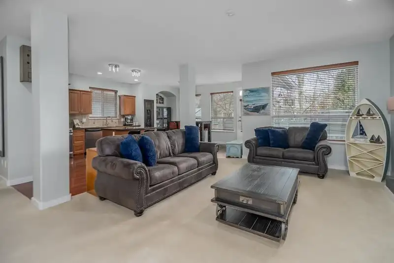 21153 82A AVENUE - photo 4 of 36