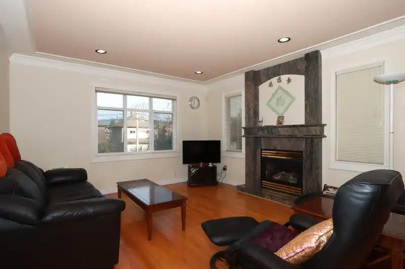1746 KITCHENER STREET - photo 4 of 14