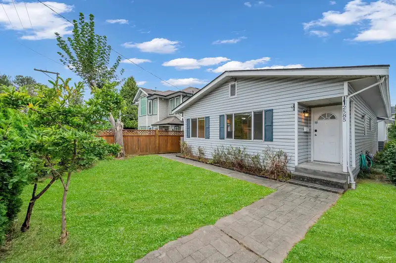 2585 DAVIES AVENUE - photo 2 of 26