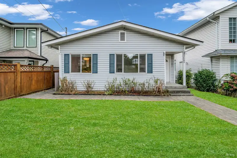 2585 DAVIES AVENUE - photo 3 of 26