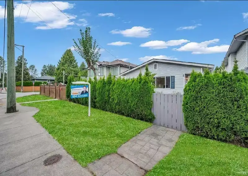 2585 DAVIES AVENUE - photo 4 of 26