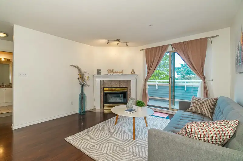404 7326 ANTRIM AVENUE - photo 2 of 30