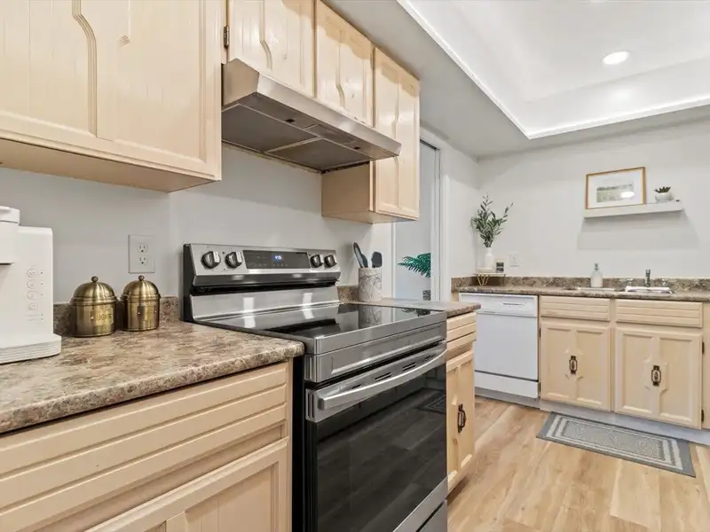 302 1379 MERKLIN STREET - photo 3 of 28