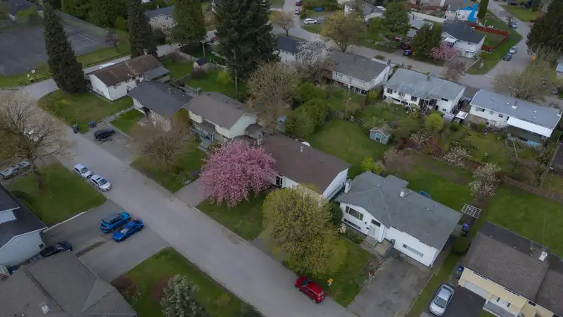 11064 SWAN CRESCENT - photo 3 of 34