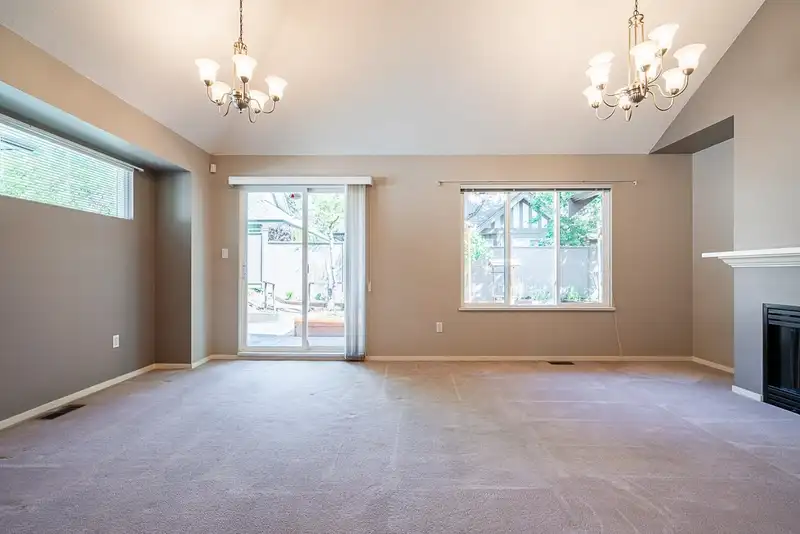 44 15968 82 AVENUE - photo 2 of 40