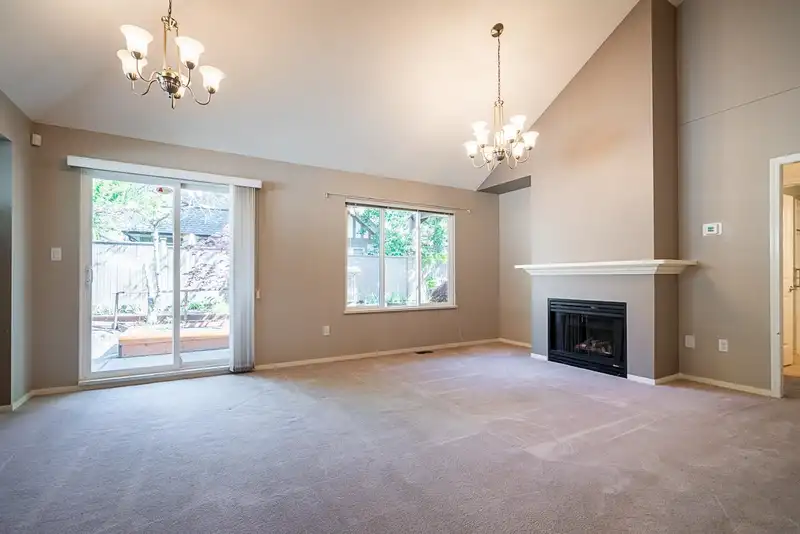 44 15968 82 AVENUE - photo 3 of 40