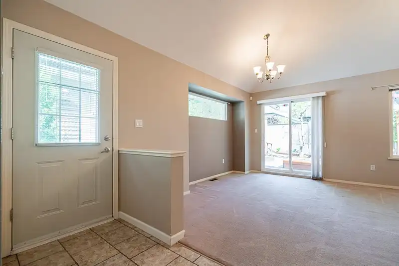 44 15968 82 AVENUE - photo 4 of 40