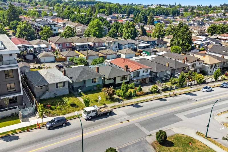 2386 E 33RD AVENUE - photo 2 of 8