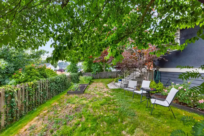 32877 10TH AVENUE - photo 4 of 38