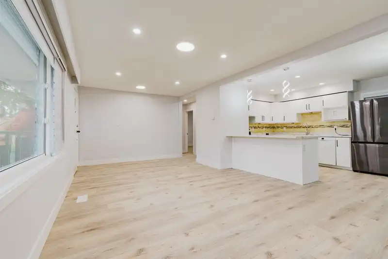 7045 142 STREET - photo 3 of 34