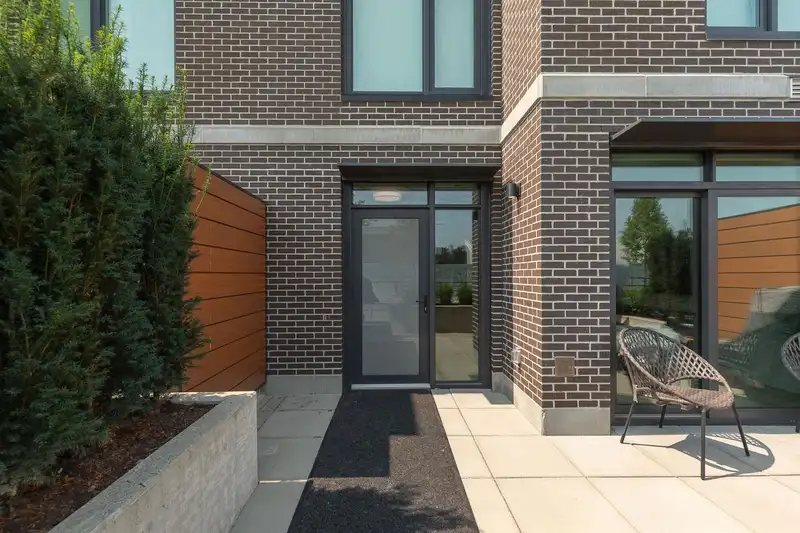 107 755 HARBOURSIDE DRIVE - photo 3 of 34