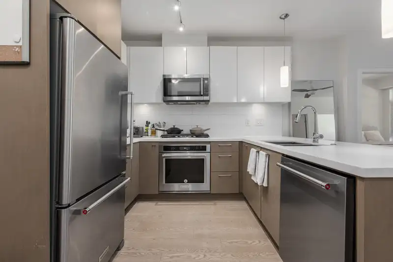 206 28 E ROYAL AVENUE - photo 2 of 40