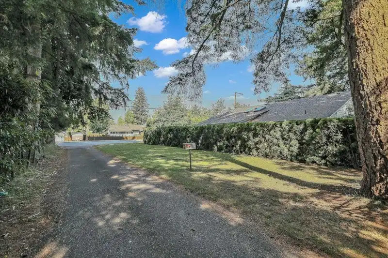 11428 207 STREET - photo 2 of 34