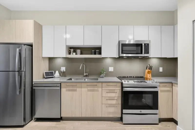 211 13768 108 AVENUE - photo 1 of 32