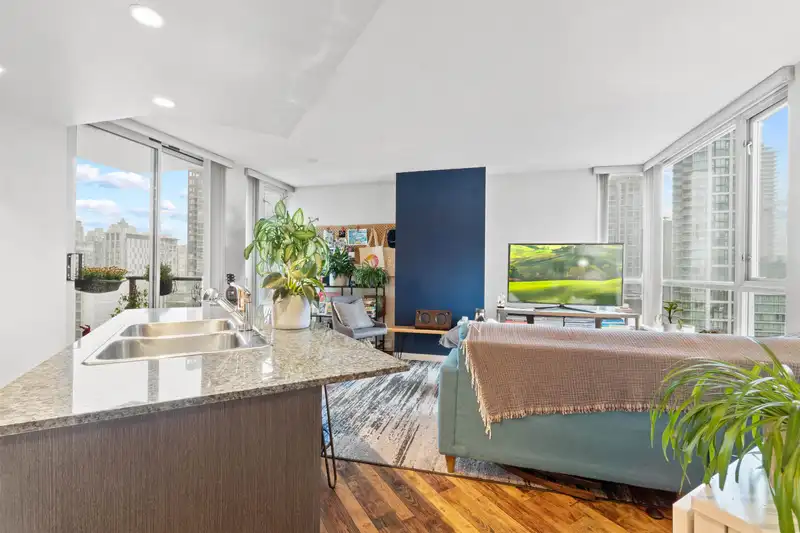 1109 1212 HOWE STREET - photo 1 of 16