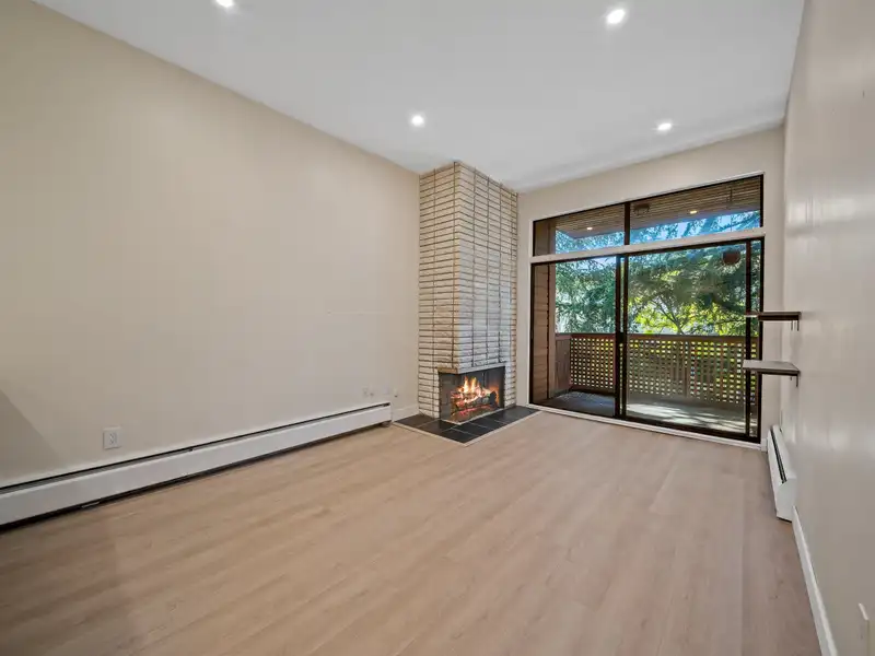 402 2211 W 2ND AVE - photo 4 of 19