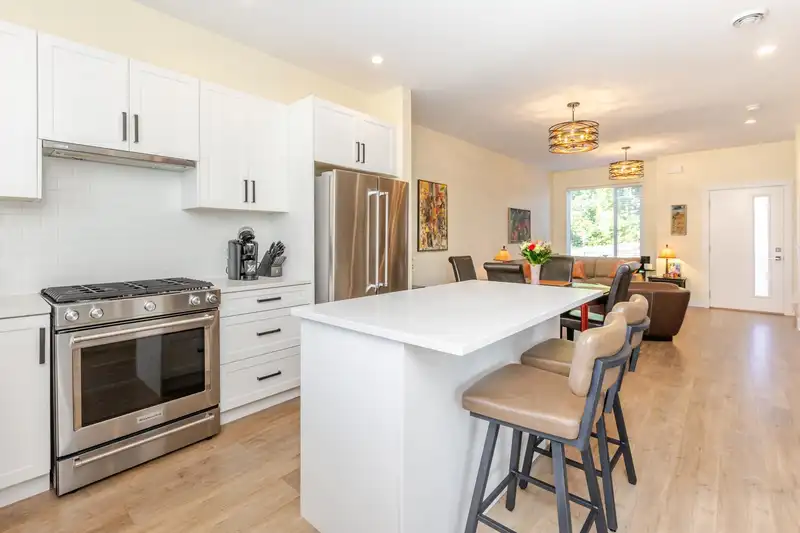 45 16433 19 AVENUE - photo 1 of 40