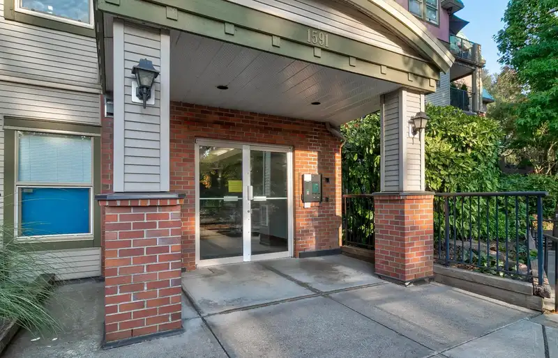 101 1591 BOOTH AVENUE - photo 2 of 32