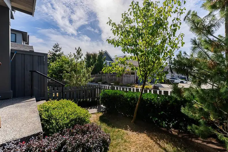 26 16589 25 AVENUE - photo 4 of 39