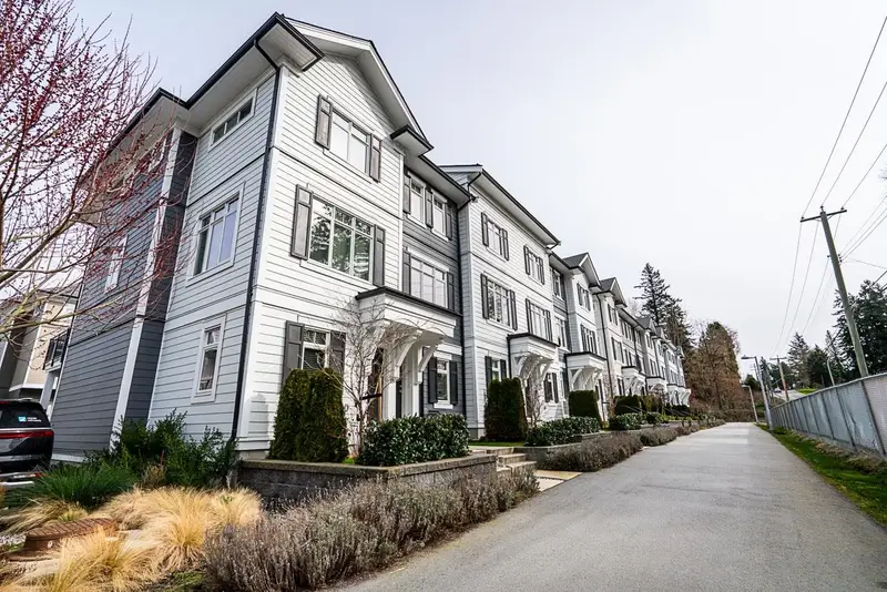 24 2070 OAK MEADOWS DRIVE - photo 2 of 25