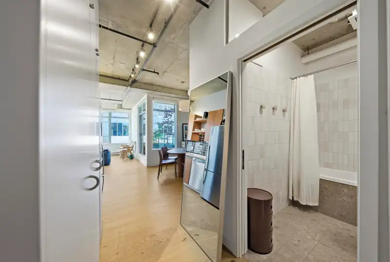 604 495 W 6TH AVENUE - photo 2 of 31