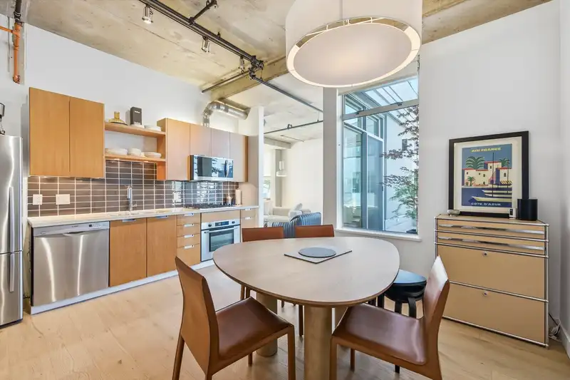 604 495 W 6TH AVENUE - photo 4 of 31