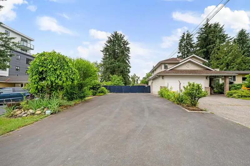 14710 106 AVENUE - photo 4 of 33