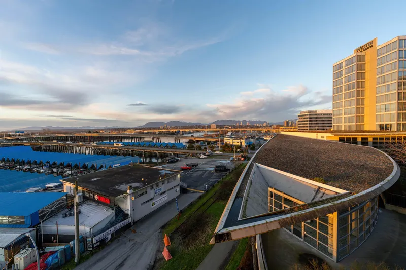 808 3333 CORVETTE WAY - photo 1 of 7