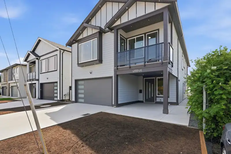 46046 SOUTHLANDS CRESCENT - photo 2 of 38