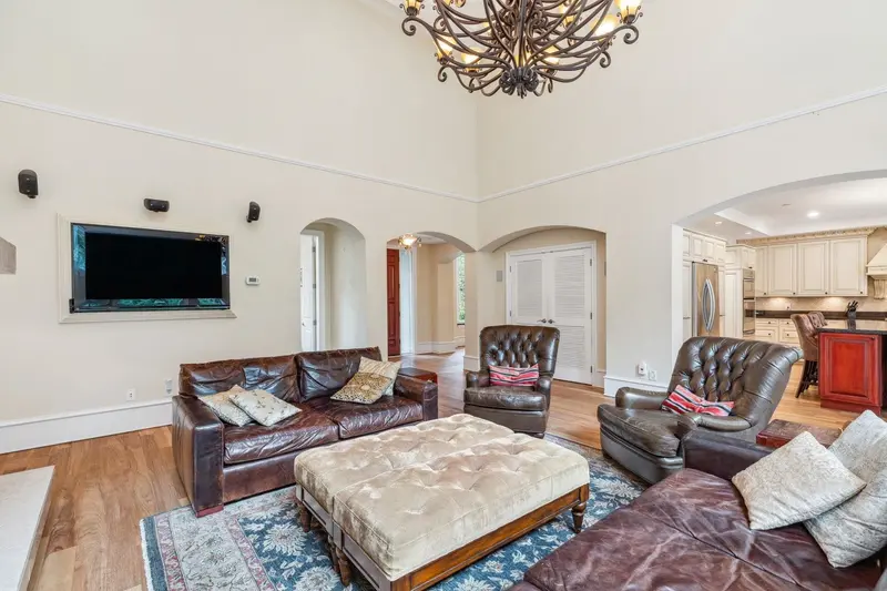 320 FORESTVIEW LANE - photo 3 of 25