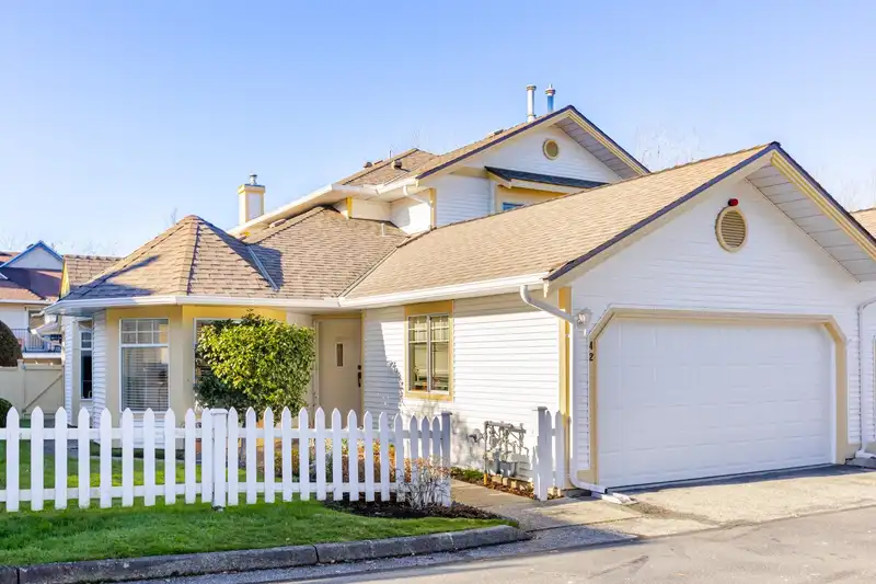 42 21138 88 AVENUE - photo 1 of 35