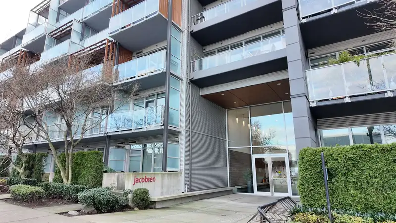206 256 E 2ND AVENUE - photo 2 of 20