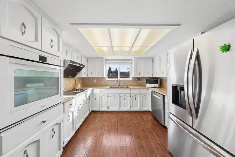 15440 95A AVENUE - photo 4 of 25