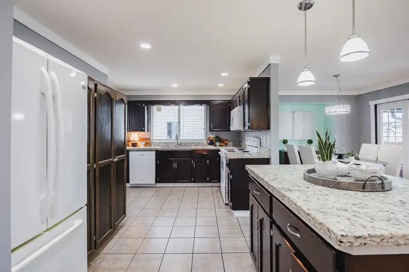 20492 THORNE AVENUE - photo 4 of 40