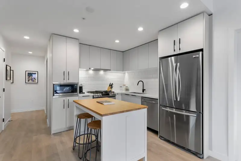 301 3018 ST GEORGE STREET - photo 2 of 39