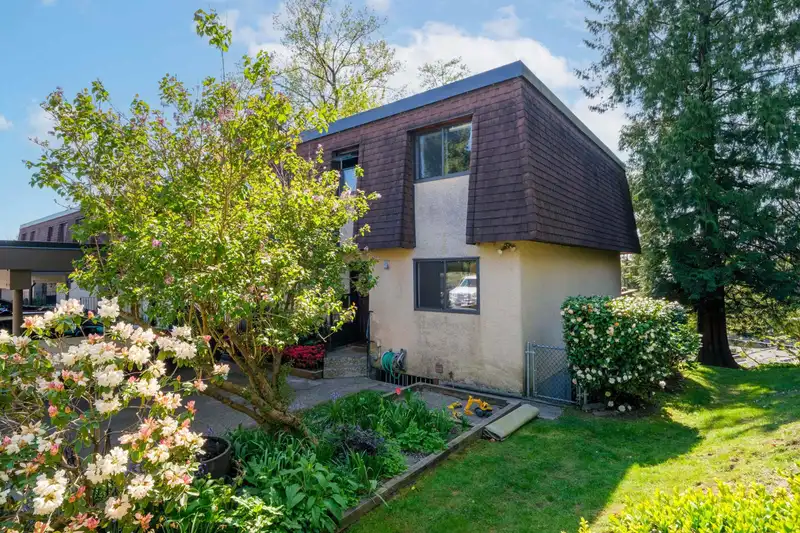 823 OLD LILLOOET ROAD - photo 3 of 39