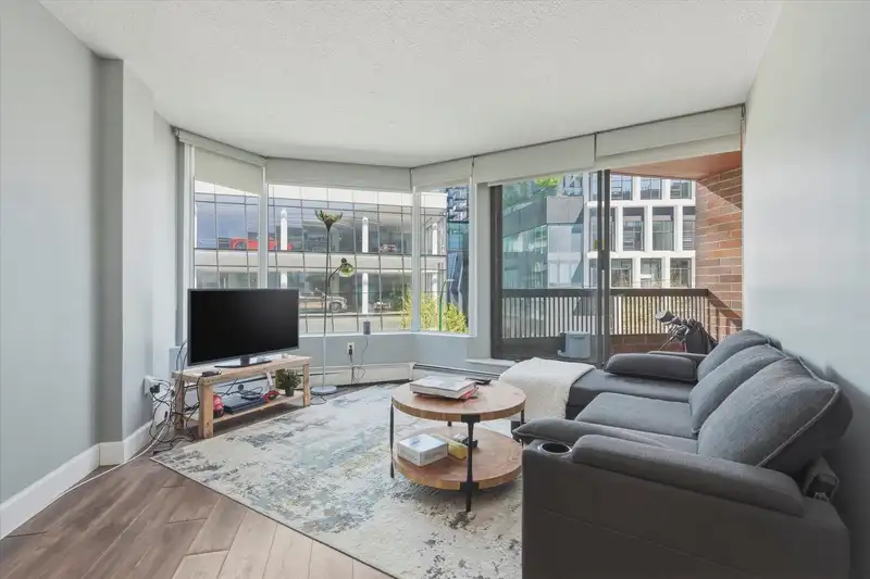 407 950 DRAKE STREET - photo 1 of 39