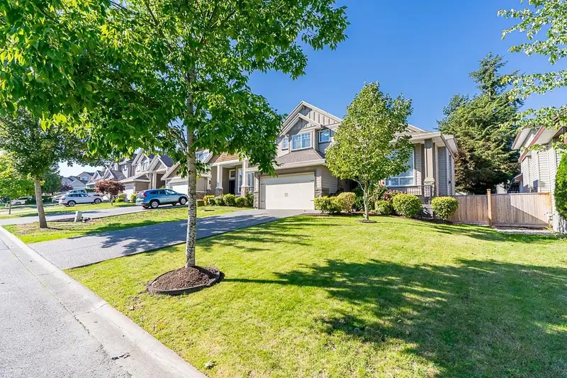 15079 67A AVENUE - photo 2 of 39
