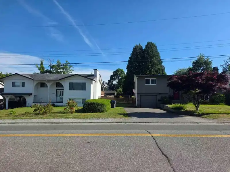 15526 17 AVENUE - photo 2 of 4