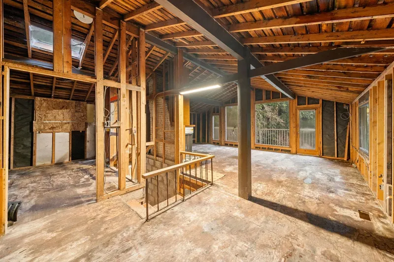 4520 LYNN VALLEY ROAD - photo 4 of 25