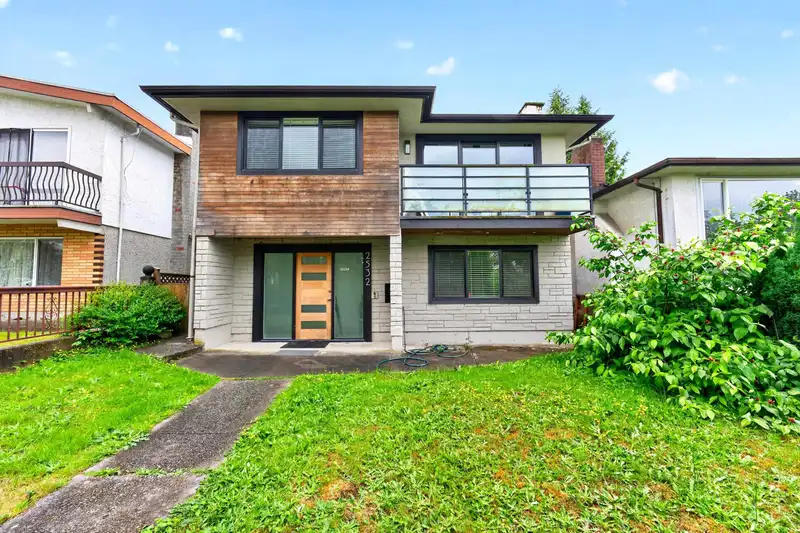 2532 E 24TH AVENUE - photo 1 of 23