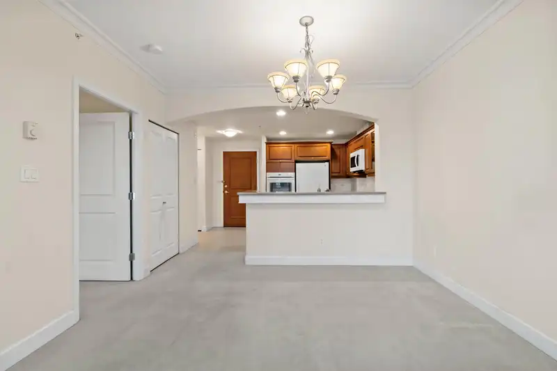 312 5770 OAK STREET - photo 4 of 35