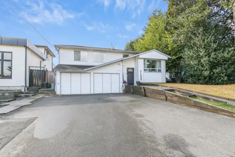 31568 OAKRIDGE CRESCENT - photo 2 of 27