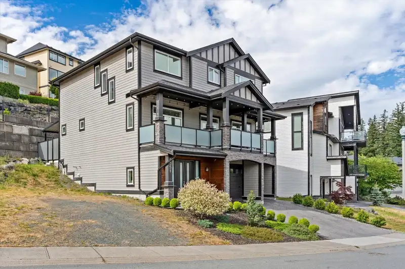 5351 ABBEY CRESCENT - photo 3 of 40