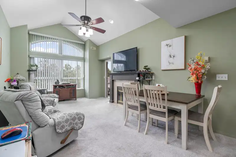 308 20381 96 AVENUE - photo 3 of 33